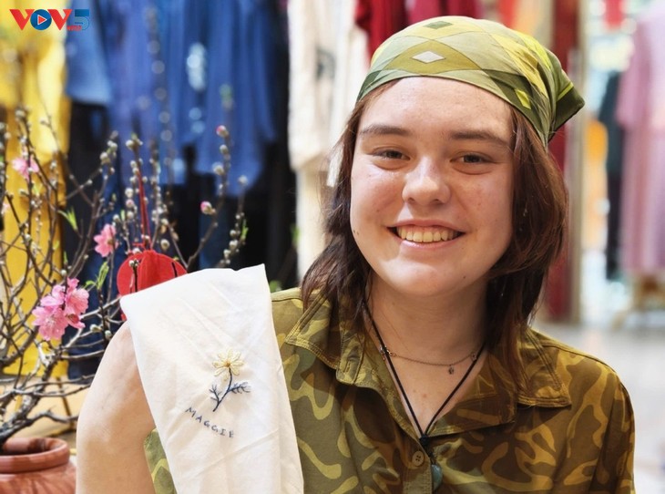 Hands-on embroidery workshop offers Vietnamese cultural experience - ảnh 5