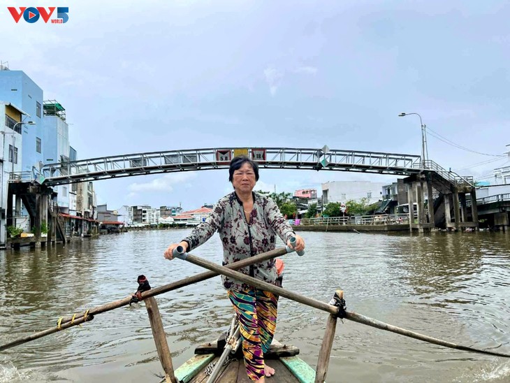Jalanan bergema dengan suara panggilan perahu. - ảnh 1