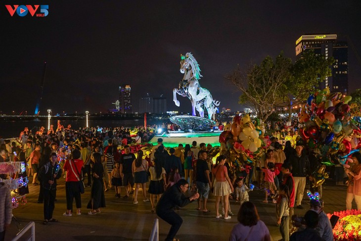 Warga Vietnam Merayakan Tahun Kuda 2026 dengan Gembira - ảnh 2