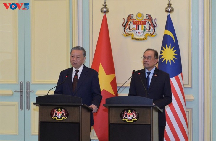 Vietnam und Malaysia werten die Beziehungen auf umfassende strategische Partnerschaft auf - ảnh 1