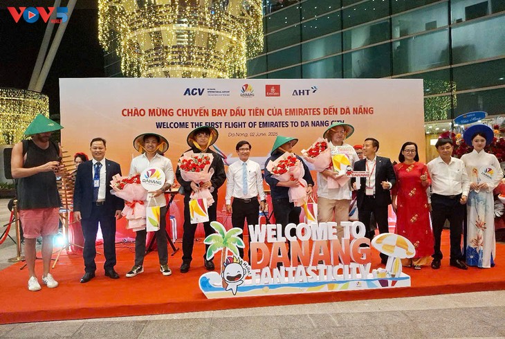 Da Nang empfängt mehr als 300 ausländische Passagiere vom ersten Flug aus Dubai - ảnh 1