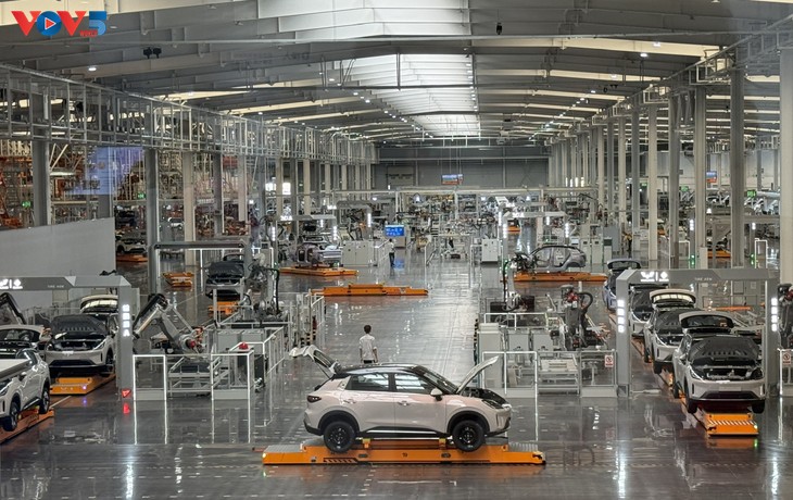 La Chine et l'Union européenne s'accordent sur une feuille de route pour résoudre le différend sur les véhicules électriques - ảnh 1