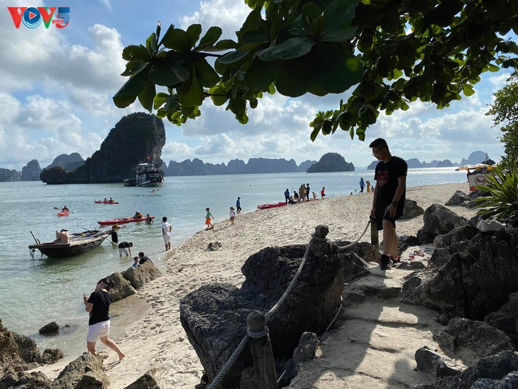 Teluk Ha Long lolos masuk ke Besar 50 Keajaiban  yang paling indah  di dunia - ảnh 3