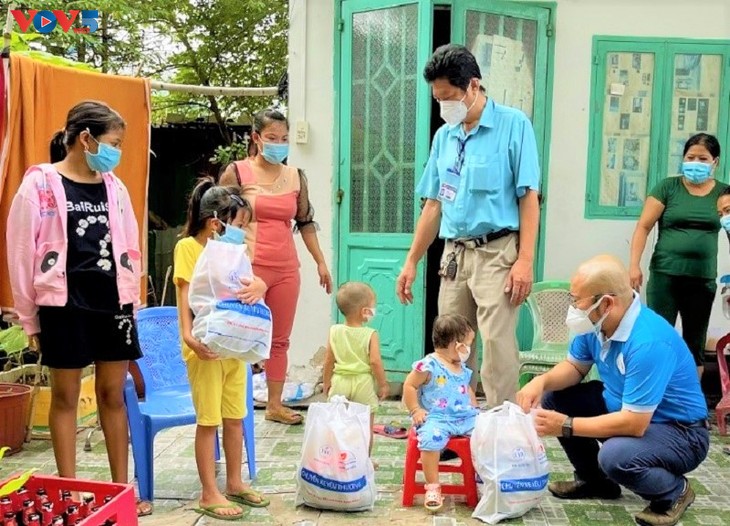 Festival Medio Musim Rontok: Bagikan Rasa Kasih Sayang - ảnh 21