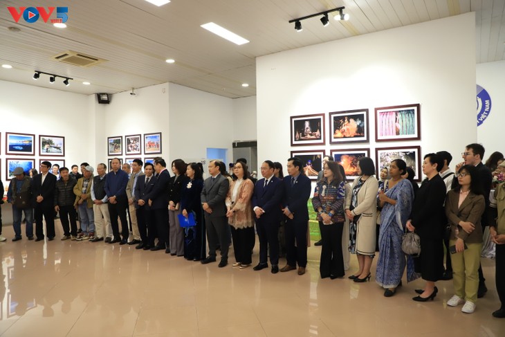 Pameran Foto : “Vietnam-Indonesia: Melalui Lensa Persahabatan“ - ảnh 1