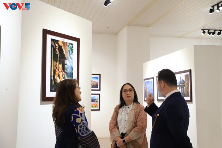 Pameran Foto : “Vietnam-Indonesia: Melalui Lensa Persahabatan“ - ảnh 16