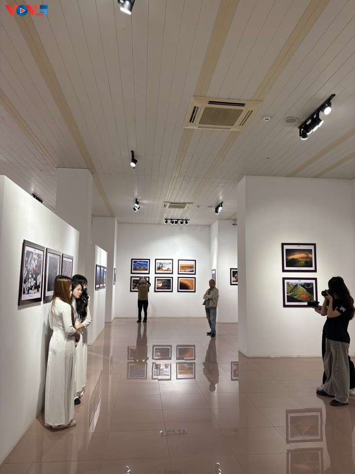 Pameran Foto : “Vietnam-Indonesia: Melalui Lensa Persahabatan“ - ảnh 6