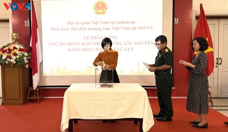 Komunitas Orang Vietnam di Indonesia Berbagi Kesulitan dengan Warga Daerah Bencana Alam - ảnh 1