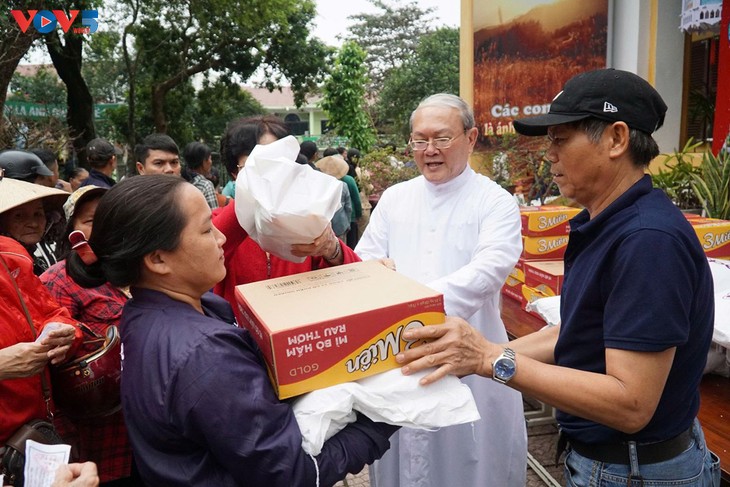 Suasana Hangat Hari Natal Disebarkan di Jalan-Jalan di Jantungnya Kota Hue - ảnh 1