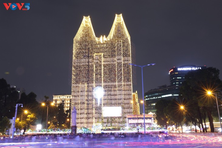 Suasana Hari Natal Bergerlora di Seluruh Vietnam - ảnh 2