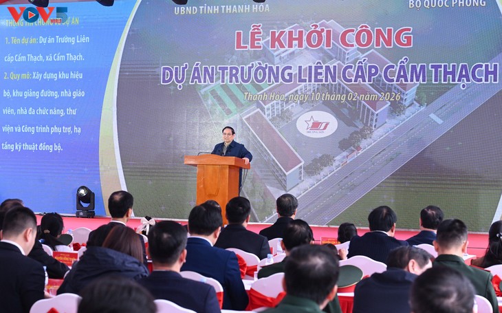 PM Pham Minh Chinh Kunjungi dan Berikan Bingkisan Hari Tet kepada Keluarga Miskin dan Dilanda Kesulitan serta Para Buruh di Provinsi Thanh Hoa - ảnh 1