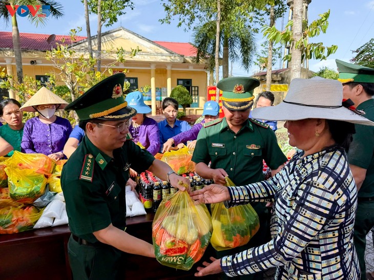 Zero-cost market supports poor families in Can Tho’s coastal border area - ảnh 1