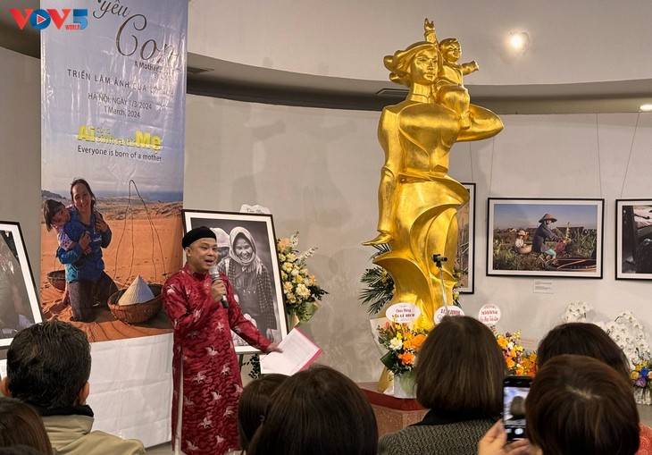 Die Ausstellung „Ich liebe dich, mein Kind” zeigt die heilige Mutterliebe - ảnh 1