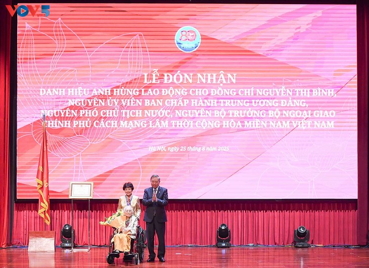 KPV-Generalsekretär To Lam verleiht der ehemaligen Vize-Staatspräsidentin Nguyen Thi Binh den Titel „Heldin der Arbeit“ - ảnh 1