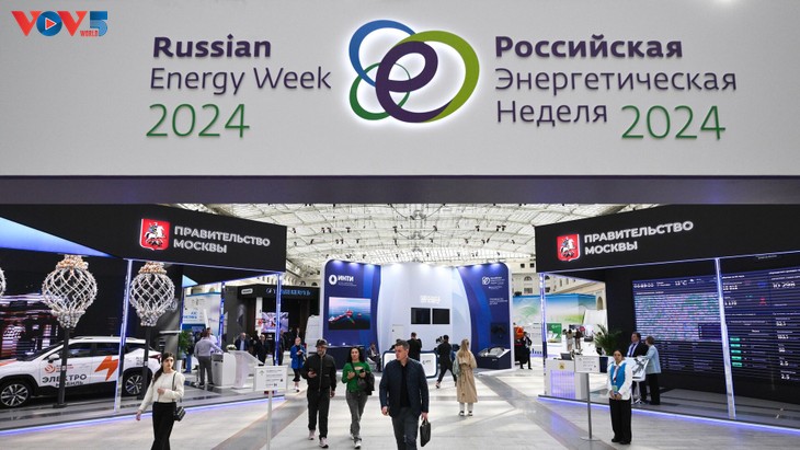 Vizepremierminister Bui Thanh Son nimmt am Forum der russischen Energiewoche 2025 teil - ảnh 1