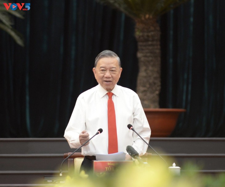 KPV-Generalsekretär To Lam übermittelt dem Parteikomitee und der Bevölkerung von Ho-Chi-Minh-Stadt Neujahrsgrüße - ảnh 1