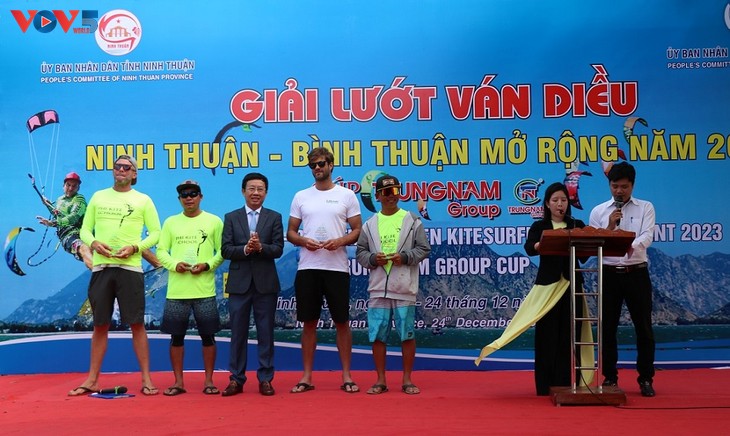 ‘2023년 닌투언-빈투언성 카이트서핑 오픈’대회 개막 - ảnh 2