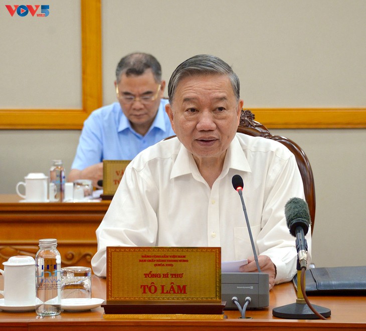 또 럼 당 서기장, 통합 지역 당 대표대회 문건 및 인사 작업 효과적 진행 요구 - ảnh 2