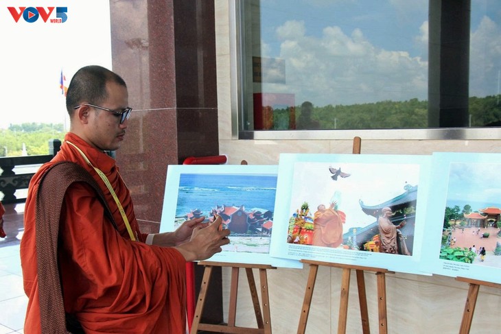 베삭데이 맞아 베트남 사원 사진 전시회 개최 - ảnh 1