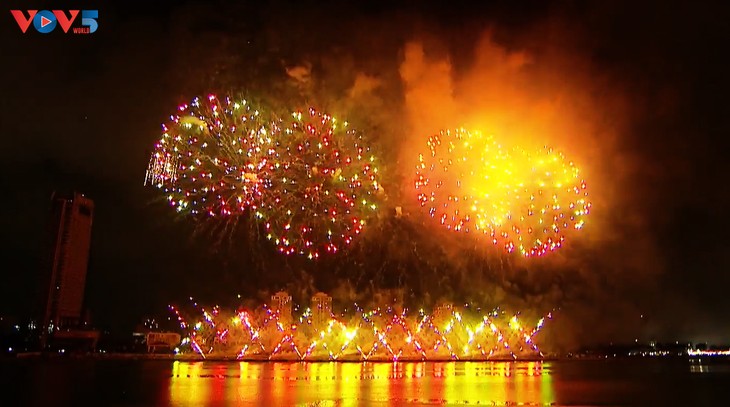 2025 다낭 국제 불꽃 축제(DIFF) 둘째 밤, ‘창의적 예술’로 승화된 밤 - ảnh 1