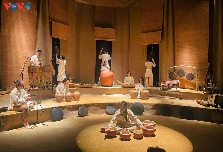 독창적인 ‘GOm show’, 예술 도자기와 베트남 음악의 조화 - ảnh 1