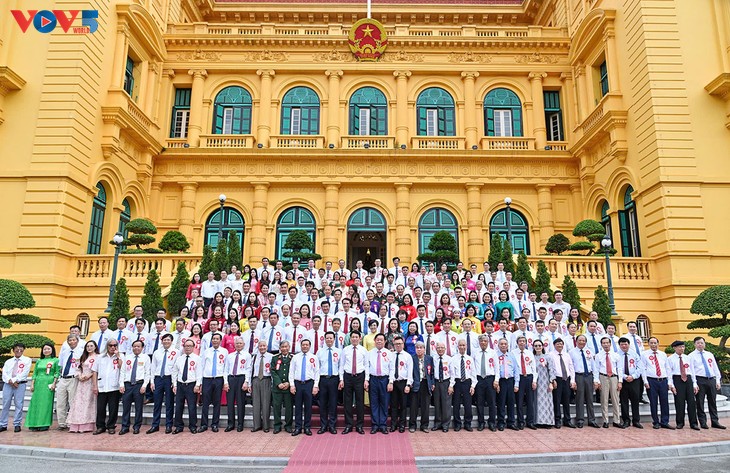 르엉 끄엉 국가주석, 베트남 우수 언론인들과 간담회 주재 - ảnh 3