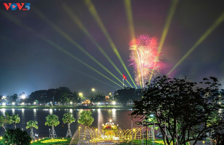 후에시, 독립 기념일 맞아 고공 불꽃놀이 및 유적지 무료 개방 - ảnh 1