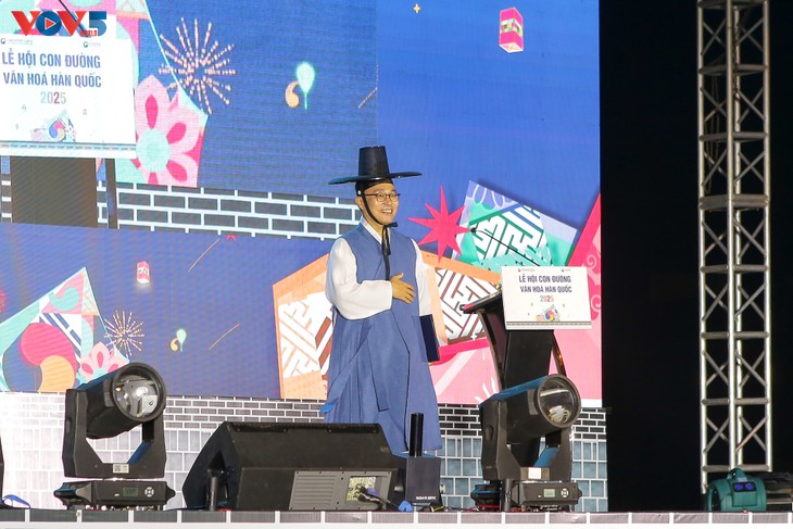 하노이 도심에서 열린 ‘2025 한국 돌담길 문화축제’ - ảnh 1