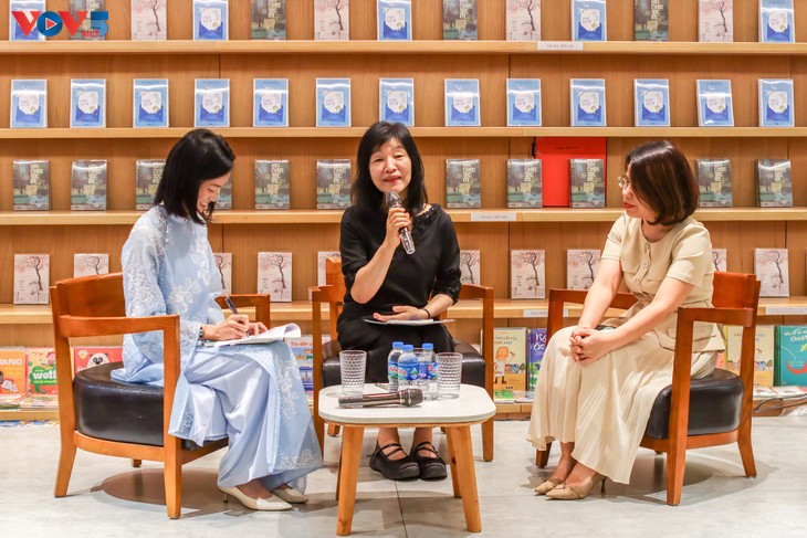 韓 작가 신경숙과의 만남, 한국 문학이 베트남 독자의 마음에 와닿을 때 - ảnh 1