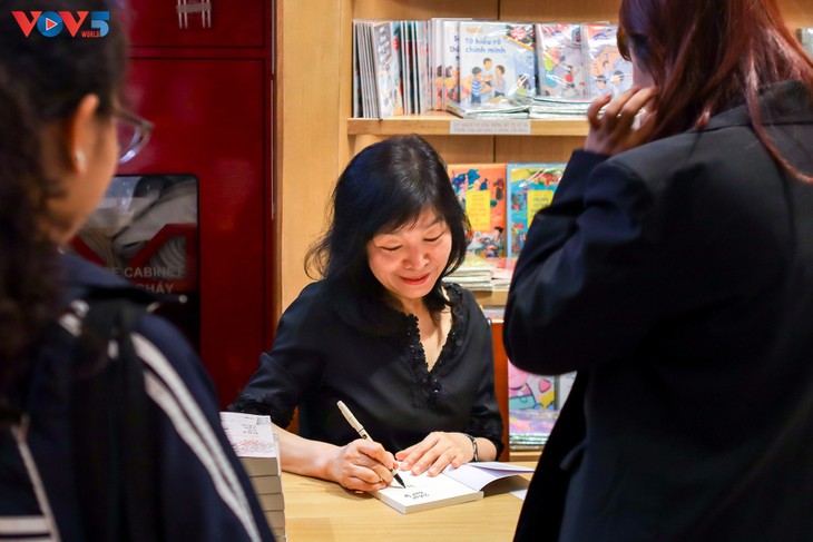 韓 작가 신경숙과의 만남, 한국 문학이 베트남 독자의 마음에 와닿을 때 - ảnh 2