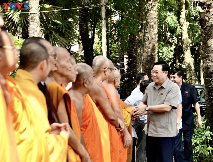 ប្រធានរដ្ឋសភា លោក Vuong Dinh Hue៖ ជនរួមជាតិបណ្ដាជនជាតិ និងសាសនាជាផ្នែកមួយដែលមិនអាចកាត់ផ្តាច់ចេញពីសហគមន៍ជនជាតិវៀតណាម - ảnh 1