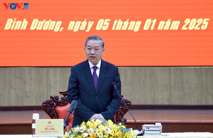 លោកអគ្គលេខាបក្ស តូ ឡឹម អញ្ជើញបំពេញទស្សនកិច្ចការងារនៅបញ្ជាការដ្ឋានយោធាខេត្ត Binh Duong - ảnh 2