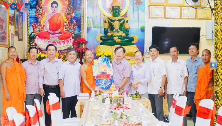 បរិយាកាសសប្បាយអ៊ូអរនៃពិធីបុណ្យសែនដូនតារបស់ប្រជាពលរដ្ឋជនជាតិខ្មែរ - ảnh 3