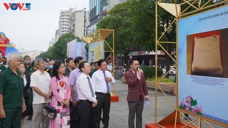 Pembukaan Pameran: “Kota Ho Chi Minh Ukir Dalam-Dalam Moral ‘Minum Air harus Ingat pada Sumbernya” - ảnh 1