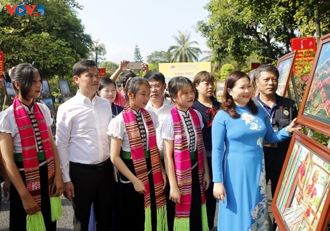 Pembukaan Pameran Foto yang Diperluas: “Pusaka Seni Xoe Thai Vietnam” dan “Foto Indah Pariwisata 8 Provinsi Daerah Tay Bac” 2022 - ảnh 1