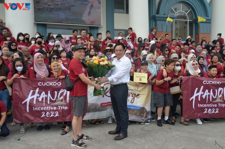 Provinsi Quang Ninh Sambut Rombongan Wisman Terbesar Pasca Pandemi Covid-19 - ảnh 1