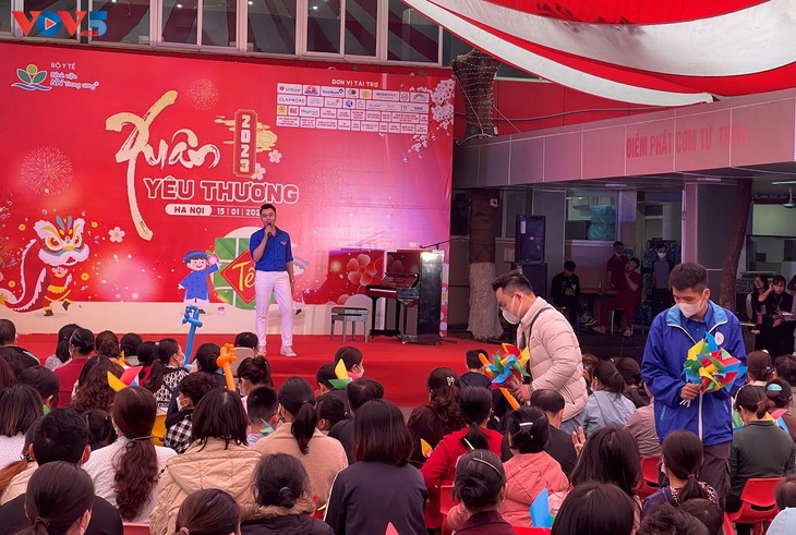 Program “Musim Semi Kasih Sayang” Berikan Bingkisan kepada Anak-Anak yang Sedang Diobati di Rumah Sakit - ảnh 1