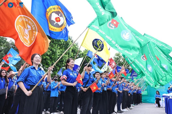 Lebih dari 2.000 Mahasiswa Ikut Serta pada Acara Pemberangkatan Kampanye Mahasiswa Sukarela - ảnh 1