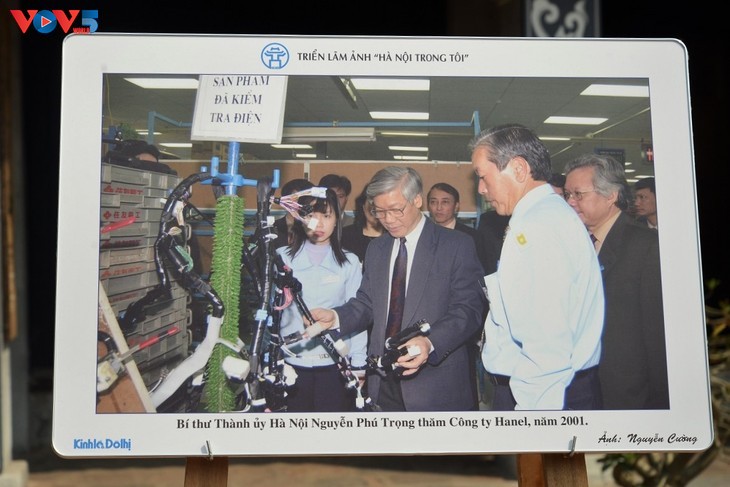 Pameran Foto “Hanoi di Hatiku“: Hanoi Menggeliat untuk Melesat - ảnh 8