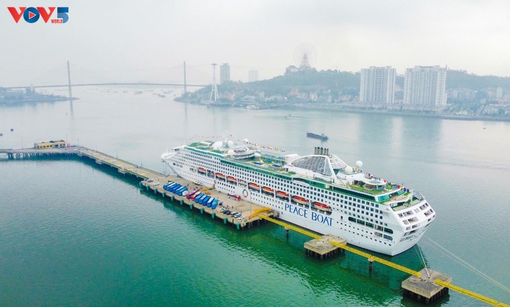 Kapal Perdamaian Tiba di Vietnam Bertepatan dengan Hari Peringatan HUT ke-50 Pembebasan Vietnam Selatan, Penyatuan Tanah Air - ảnh 1