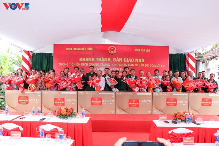 Membangun Rumah bagi Masyarakat Daerah Bencana Alam: Hadiah Bermakna dari  Pasukan Khusus Tentara Rakyat Vietnam Menjelang Kongres Nasional Partai Komunis Vietnam - ảnh 1