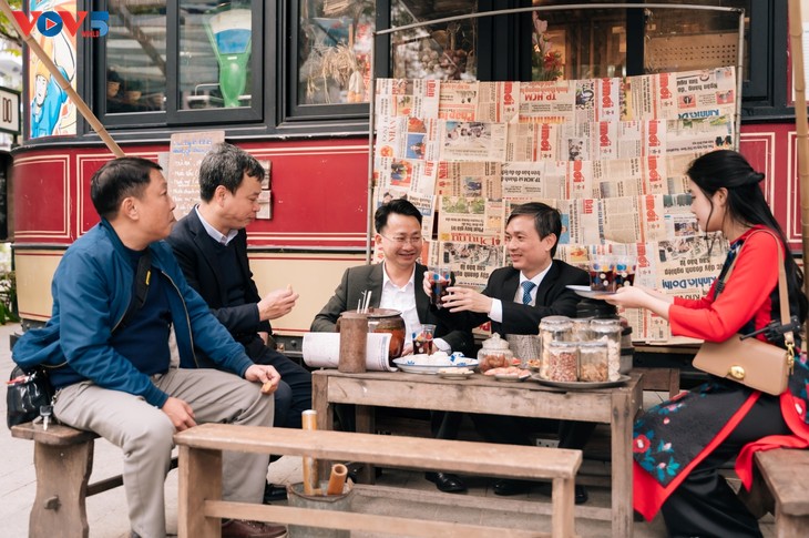 Ruang Kota Hanoi di Masa Ekonomi Subsidi Direkonstruksikan melalui “Jalur Trem Nomor 6” - ảnh 3