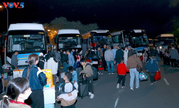 Masyarakat Tinggalkan Kota-Kota Besar untuk Pulang ke Kampung Halaman guna Rayakan Hari Raya Tet - ảnh 1