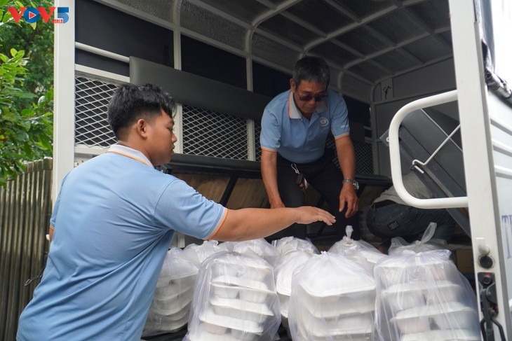 베트남 전 국민, 한마음으로 중부 지방 수재민을 위한 구조 활동에 적극 나서 - ảnh 3