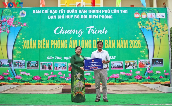 2025 껀터시 ‘국경지대의 봄, 마을 주민에게 사랑 전파’ 프로그램: 보람 있는 활동들이 펼쳐져 - ảnh 1