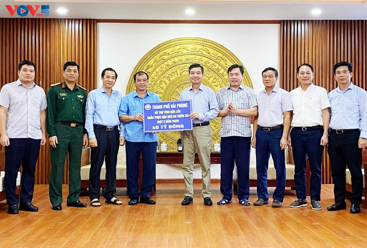 全国人民继续支援中部地区 - ảnh 1