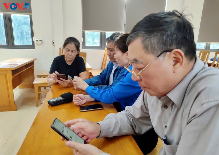 广宁省农村干部正积极适应数字政府 - ảnh 1