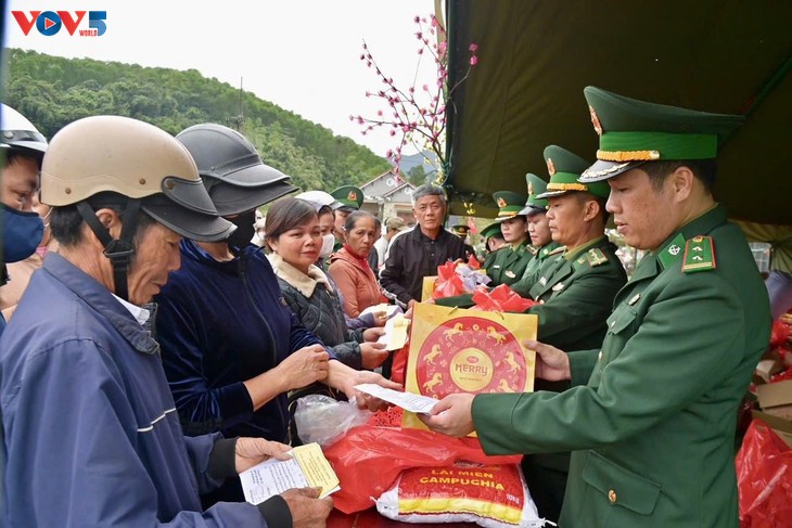 把新春温暖送到真梅-陵姑海域民众身边 - ảnh 2