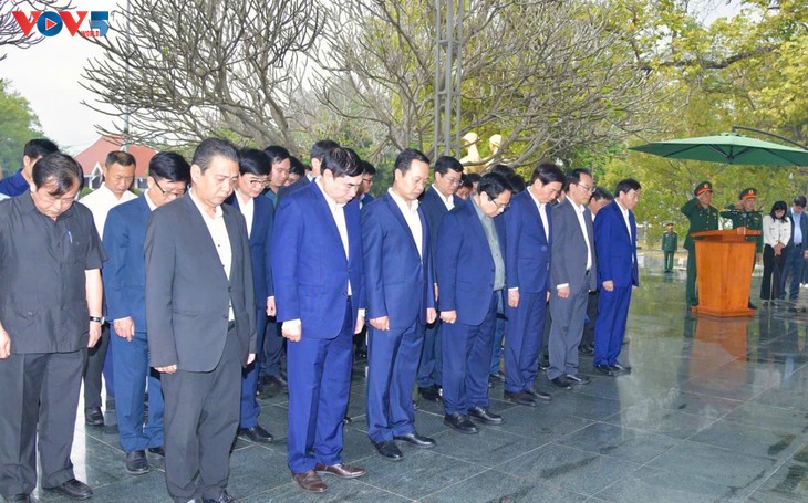 范明政缅怀胡志明主席与奠边府大捷英雄烈士 - ảnh 1