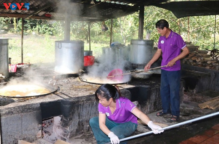 河静省50多年炉火不熄的传统蔗糖村 - ảnh 1